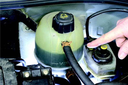 Contrôler le niveau de liquide de refroidissement - Entretenir sa Clio  soi-même sur L'Internaute Automobile Citadines