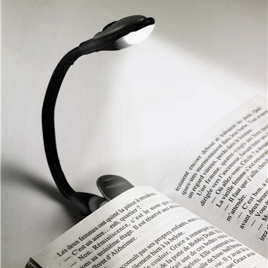 10 nouveaux produits d'avril pour homme - Lampe de lecture Booklite -  Energizer