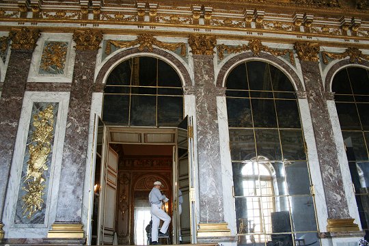 Château de Versailles : la galerie des Glaces - les Glaces restaurées
